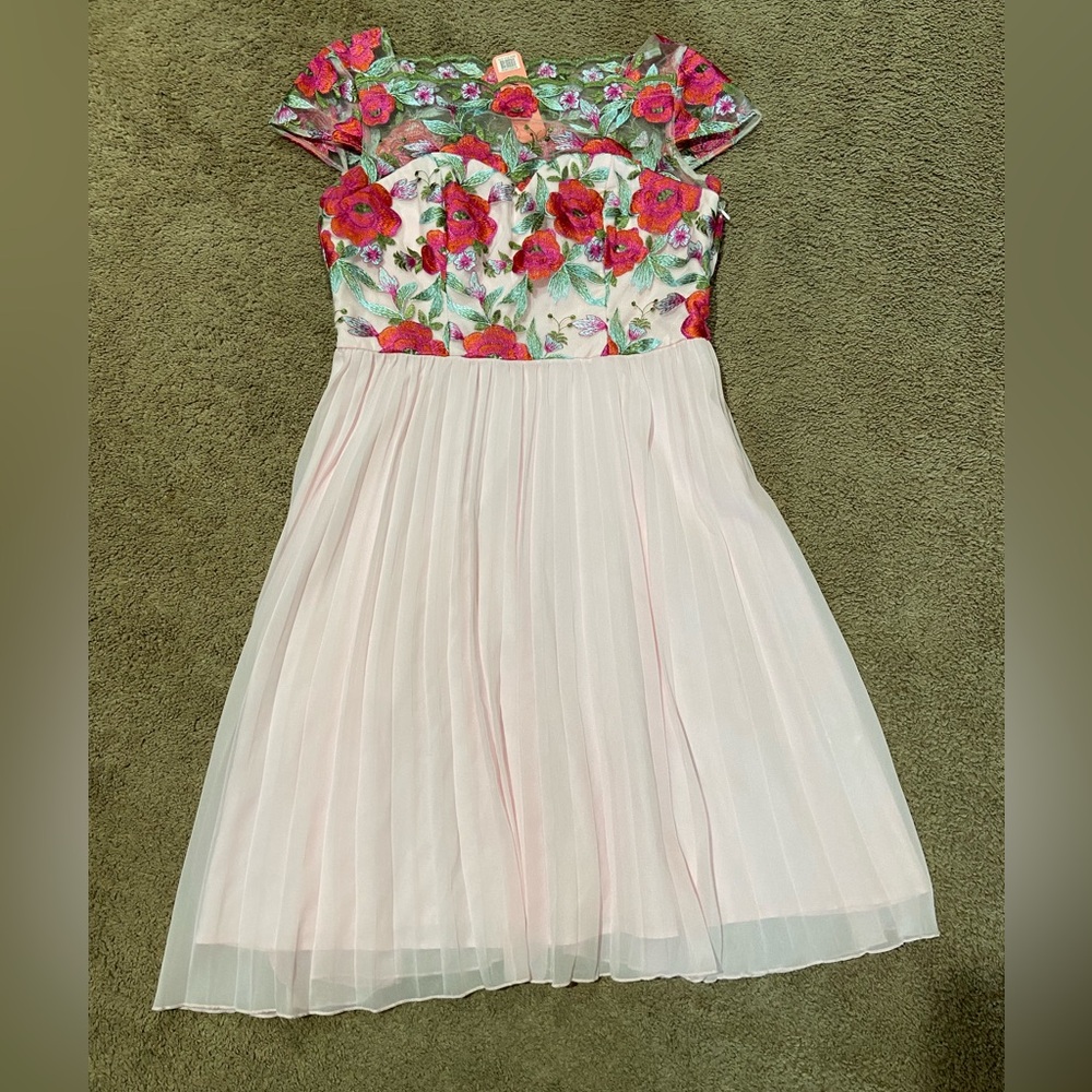 CHI CHI LONDON PINK PLEATED Floral EMBROIDERED DRESS SIZE 12 Cap Sleeve Square